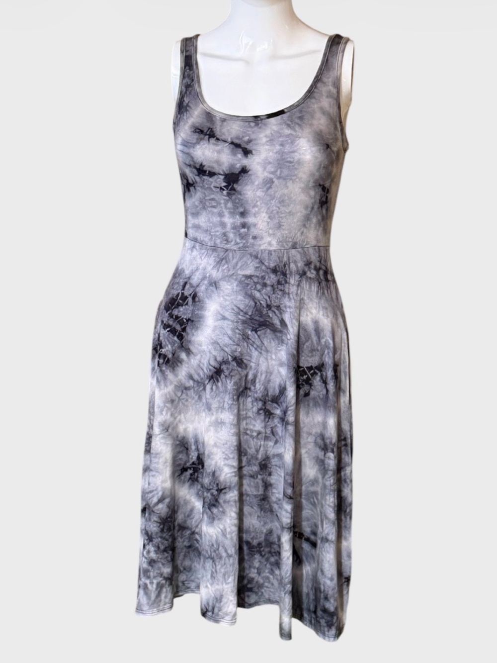 Sleeveless Gray Tie-Dye Midi Dress - Timeless Casual Style